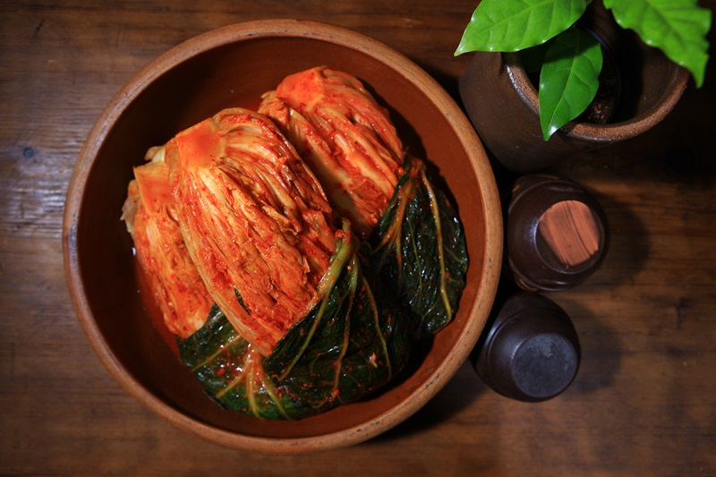 Kimchi, col fermentada picante, es por excelencia el acompañante en la gastronomía coreana. | Organización de Turismo de Corea
